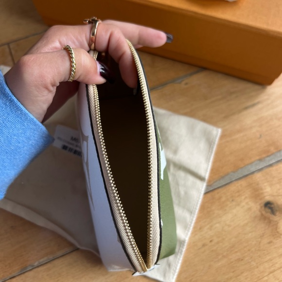 Louis Vuitton cosmetic case - Picture 11 of 13